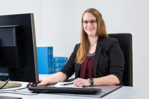 Ein gutes Beispiel ist unsere Kollegin Theresa Hardenack, die erfolgreich ihre Ausbildung bei Feldmann & Stachelscheid abschließen konnte und sich im Anschluss berufsbegleitend zur Fachassistentin für Lohn und Gehalt weitergebildet hat.